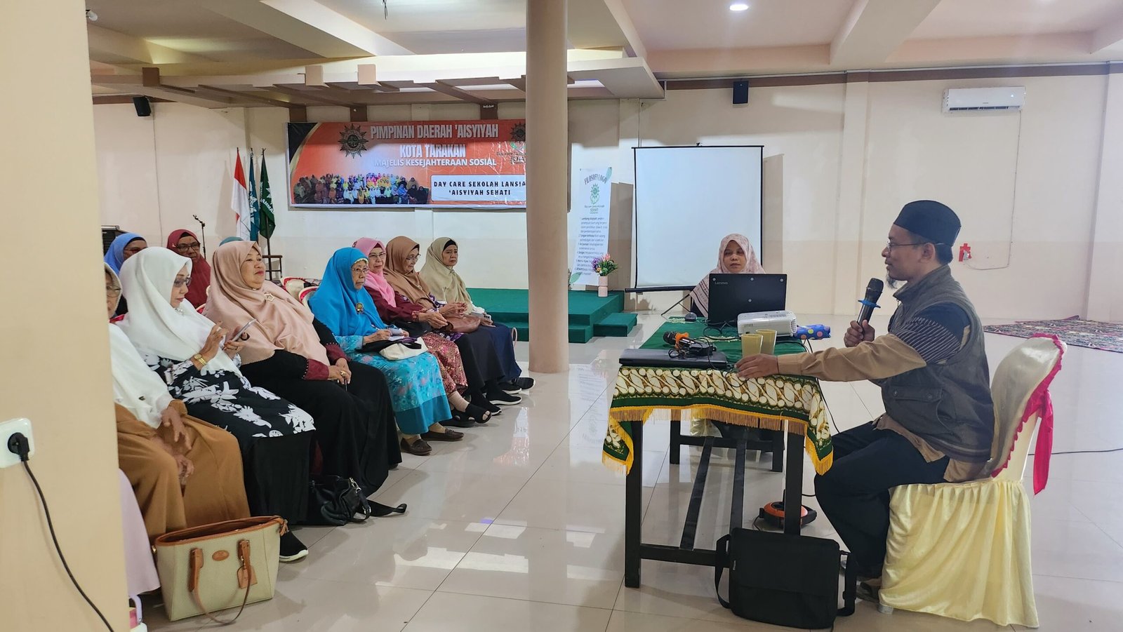 Dian Sandi Utama Ajak Lansia Hidupkan Semangat Sejarah Islam di Sekolah Lansia Sehati