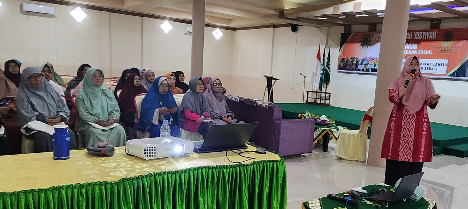 dr. Rahmawati Nur Indah Bahas Gangguan Mental pada Lansia di Sekolah Lansia Sehati